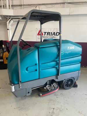 Tennant 7300 Ride On Floor Scrubber main image